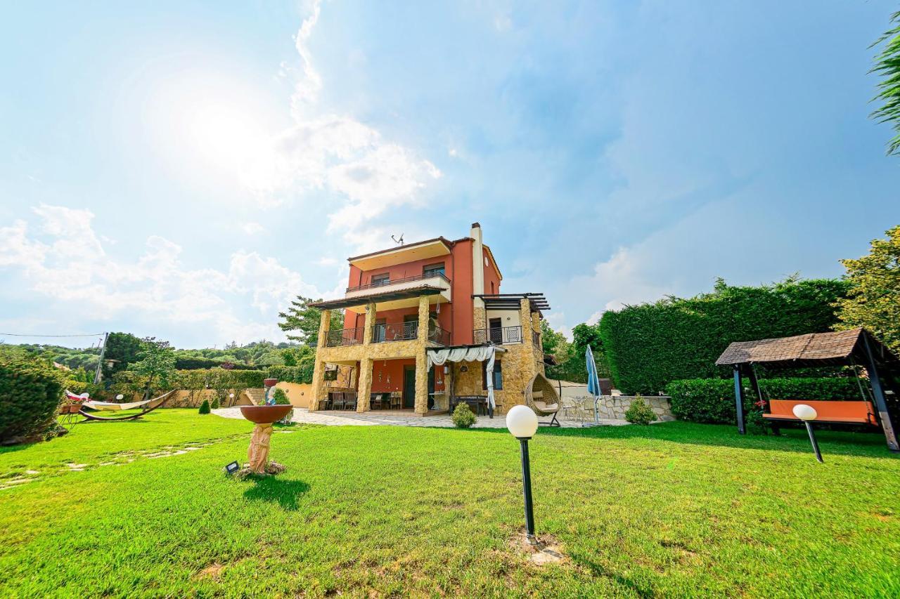 Villa Mariellie Néa Péramos エクステリア 写真
