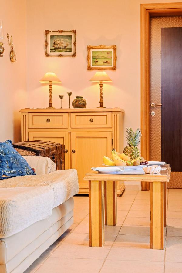 Villa Mariellie Néa Péramos エクステリア 写真