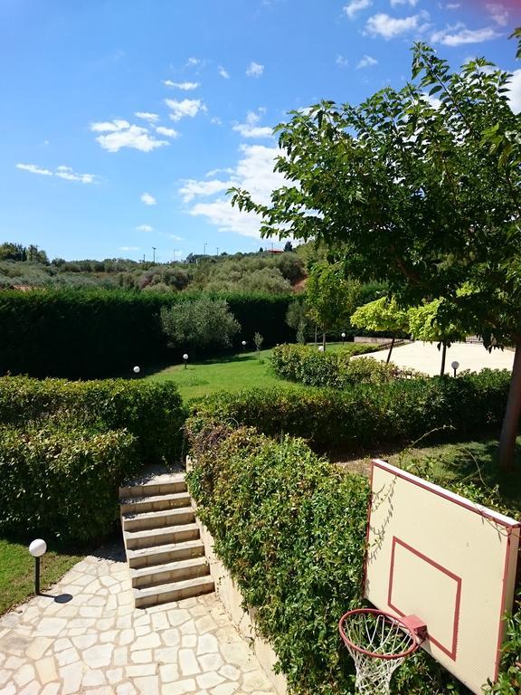 Villa Mariellie Néa Péramos エクステリア 写真